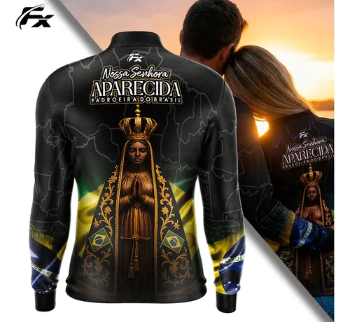 Casal usando camisas Bruto Raiz ao pôr do sol